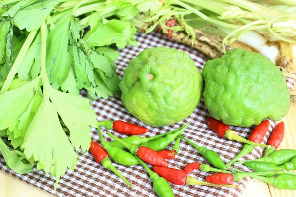 Closeup sebze yemek için hazır. Kireç için seçici odak