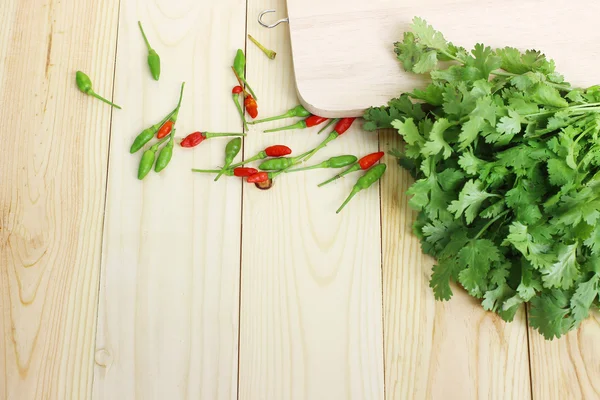 sebze ve doğrama tahtası üzerinde metin için yer ile ahşap