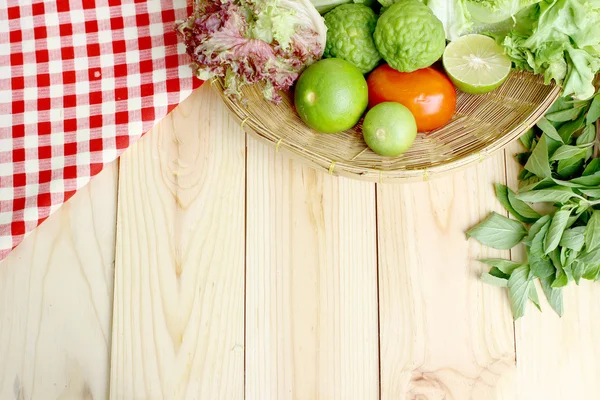 taze sebze sepeti metin için yer ahşap zemin üzerine