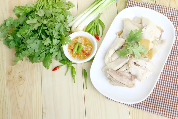 Metin için yer ile ahşap beyaz plaka ve baharatlı sos pişmiş tavuk yerleştirilen