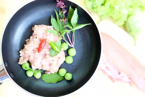 Domuz pirzolası kapatmak ve bir tavada garnitür.