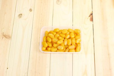 Tay tatlı ahşap masa üzerinde bir kutu içinde. 