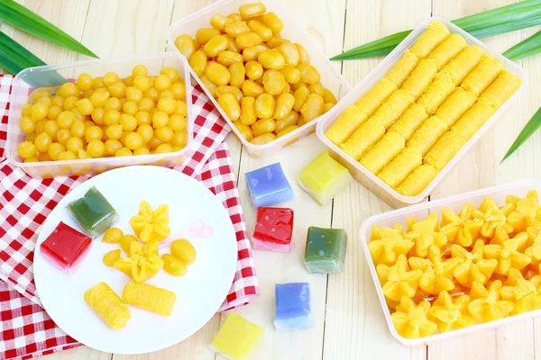 Ahşap masa üzerinde bir kutu içinde Tay tatlılar