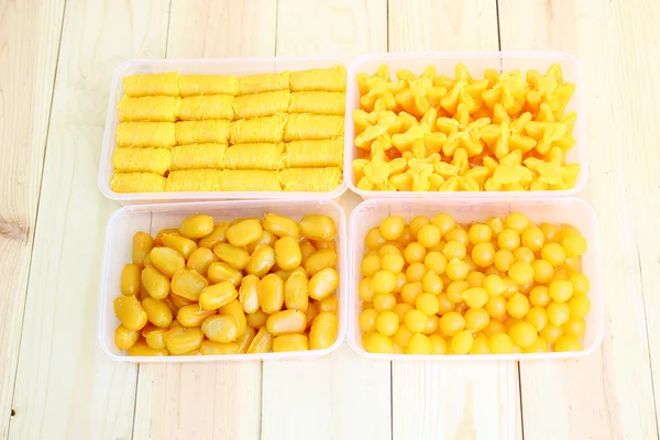 Ahşap masa üzerinde bir kutu içinde Tay tatlılar