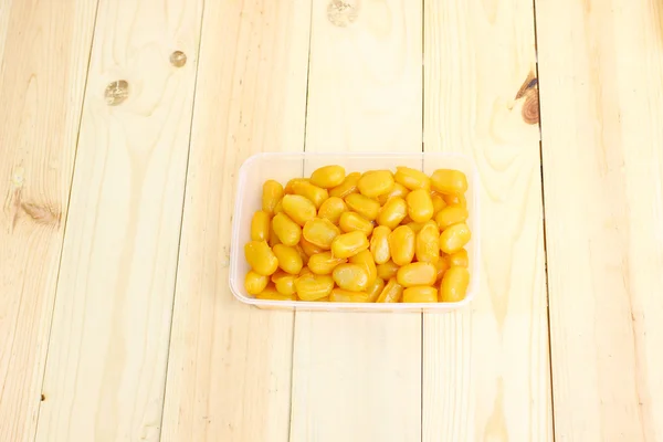 Tay tatlı ahşap masa üzerinde bir kutu içinde. 