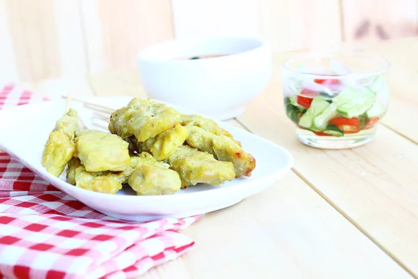 Tay gıda, domuz eti satay beyaz tabakta, bir ünlü yerel yemekleri.