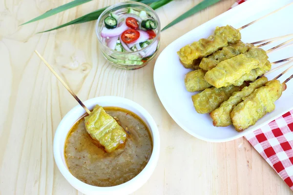 domuz eti satay ve sosu daldırma