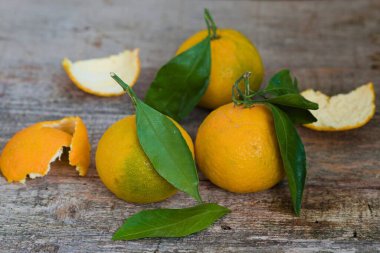 Masada taze ve organik mandalina arkaplanı var.