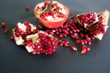 Siyah arkaplanda nar tohumları