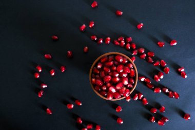 Siyah arkaplanda nar tohumları