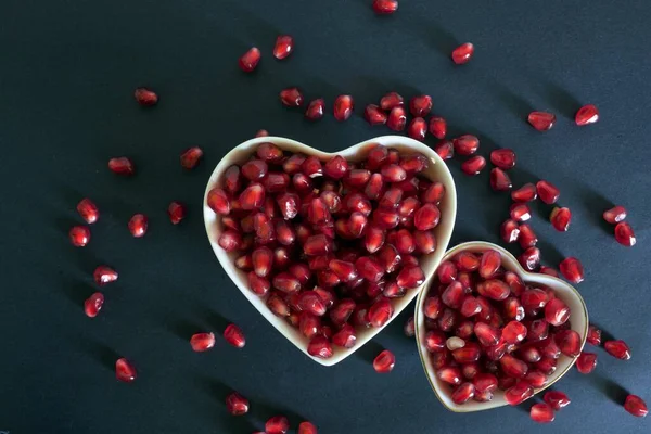 Siyah arkaplanda nar tohumları