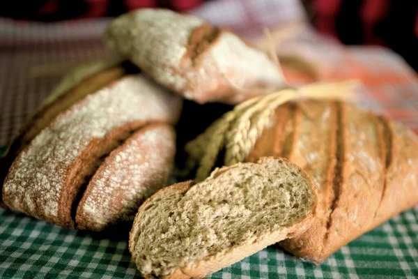 Diät Brot Und Weizenähren Hintergrund Vor Buntem Hintergrund — Stockfoto