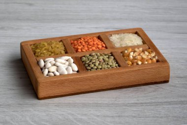 Tahta kutuda çeşitli tahılların arkaplanı