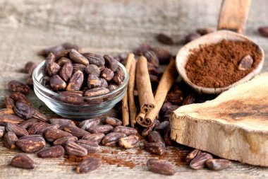 Tahta zeminde dökülen kakao çekirdeğinin arka planı.