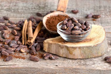 Tahta zeminde dökülen kakao çekirdeğinin arka planı.