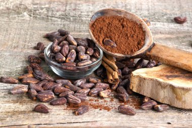 Tahta zeminde dökülen kakao çekirdeğinin arka planı.