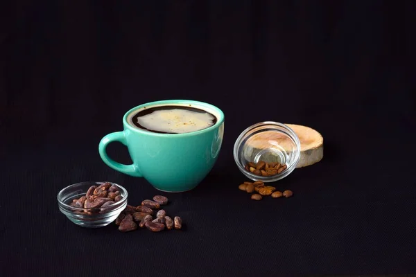 Contexte Café Mousseux Riche Dans Une Tasse Verte Sur Fond — Photo