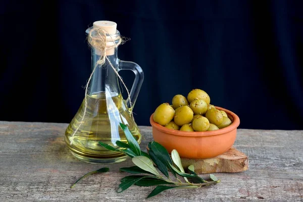 Ramo Ulivo Con Olive Verdi Piatto Fondo Legno Olio Bottiglia — Foto Stock