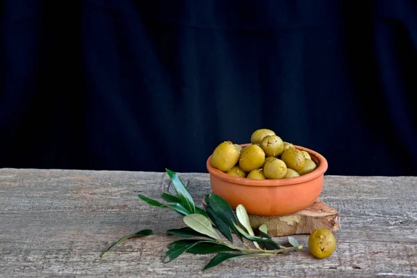 Ramo Ulivo Con Olive Verdi Piastra Fondo Legno — Foto Stock
