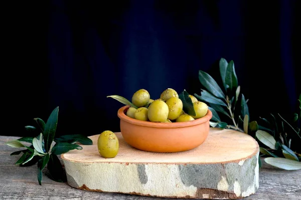 Ramo Ulivo Con Olive Verdi Piastra Fondo Legno — Foto Stock