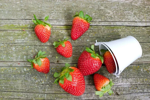 Erdbeeren Weißem Metalleimer Und Auf Hölzernem Hintergrund — Stockfoto