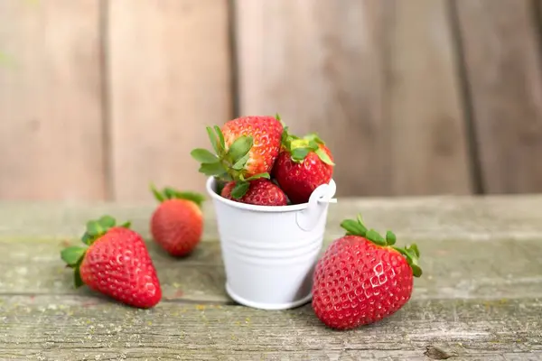 Erdbeeren Weißem Metalleimer Und Auf Hölzernem Hintergrund — Stockfoto