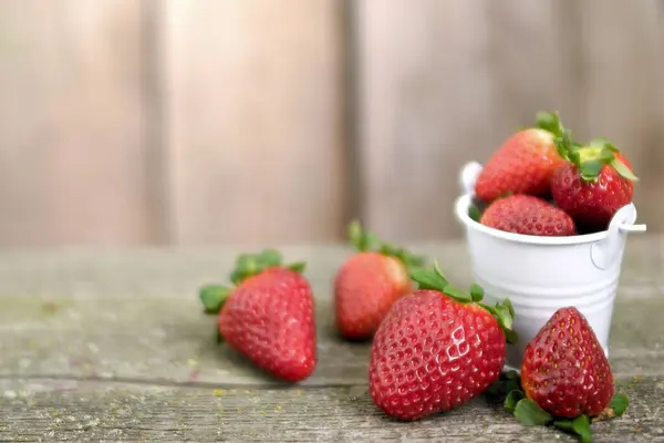 Erdbeeren Weißem Metalleimer Und Auf Hölzernem Hintergrund — Stockfoto