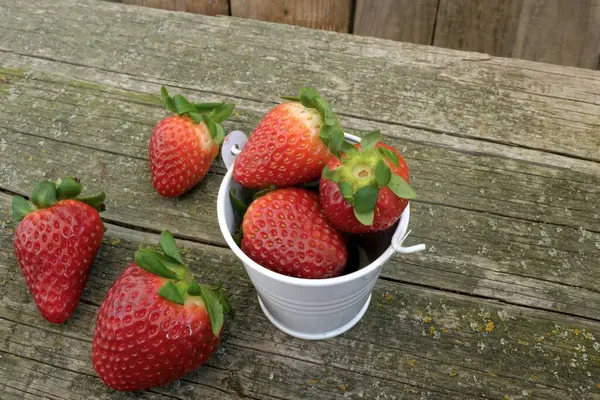 Erdbeeren Weißem Metalleimer Und Auf Hölzernem Hintergrund — Stockfoto