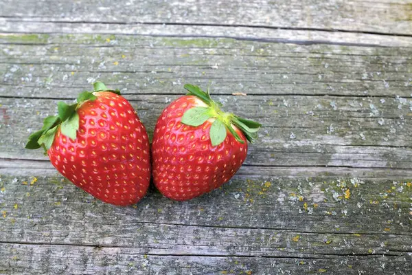 Erdbeer Hintergrund Auf Holzboden Sommerfrüchte Organische Und Natürliche — Stockfoto