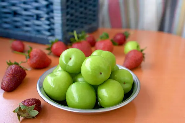 Fresh Green Plums Fresh Strawberries Plate Table — Stock Photo, Image
