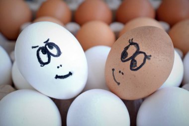 Emoji, kutuda organik ve beyaz yumurtalarla yaratılmış şirin yumurtalar.