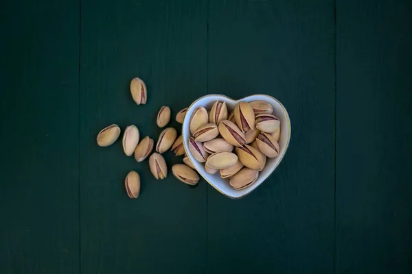 Snack Cacahuetes Forma Corazón Placa Porcelana — Foto de Stock