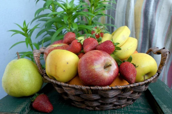 Frutta Estiva Cesto — Foto Stock