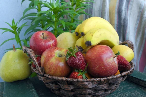 Frutta Estiva Cesto — Foto Stock