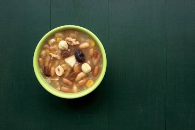 Beyaz ahşap masada bir kasede