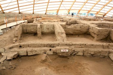 Catalhoyuk, Neolitik bir şehir. İnsanların yaklaşık 9000 yıl önce yaşadığı şehirden ve kazı alanından görüntüler. (Catalhoyuk, Konya, Türkiye)
