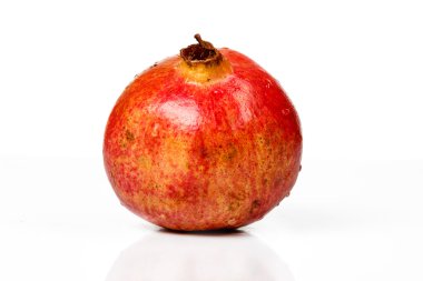 Beyaz arka plan üzerinde kesme izole olgun nar meyve