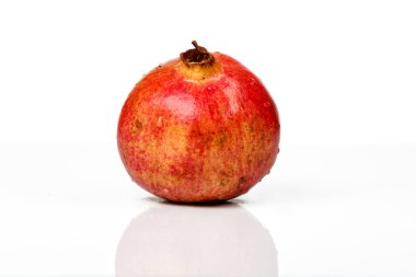 Beyaz arka plan üzerinde kesme izole olgun nar meyve