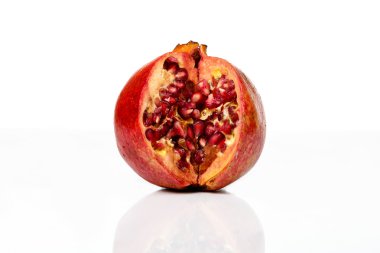Beyaz arka plan üzerinde kesme izole olgun nar meyve