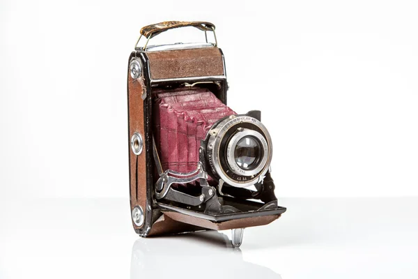 Старовинний старий фотоапарат на білому тлі — стокове фото