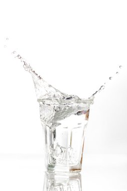 Su bardağına buz parçaları sıçrıyor.