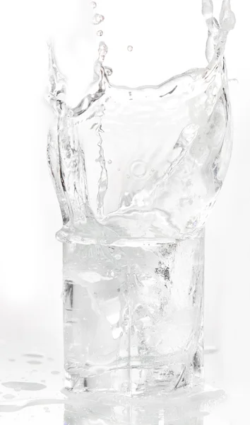 얼음을 유리잔에 튀기는 모습 — 스톡 사진