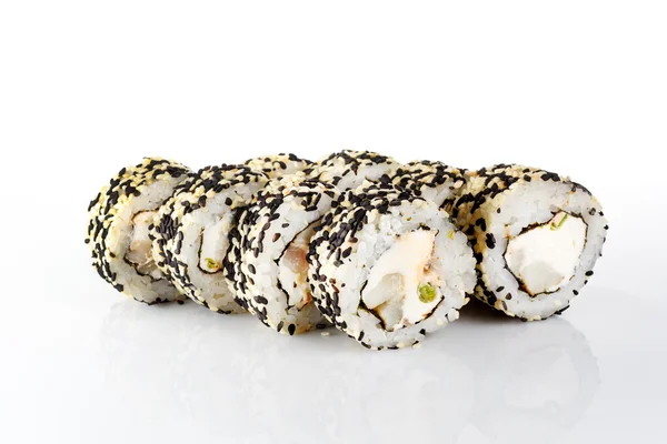 Rouleau de sushi sur fond blanc — Photo