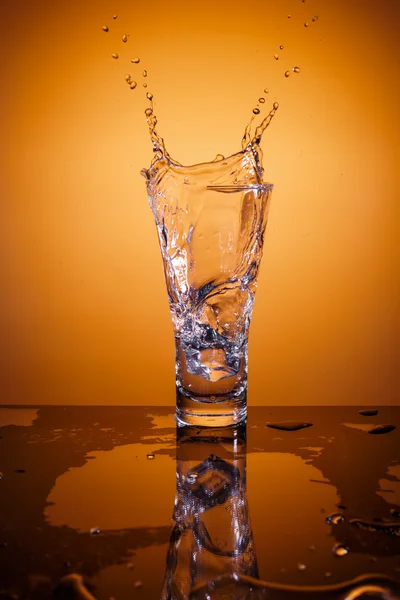 Cubos de hielo salpicando en un vaso de agua —  Fotos de Stock