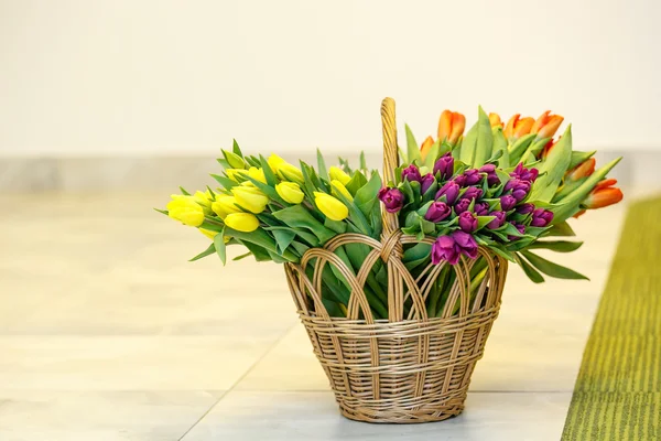 Frühling-Tulpen in Holz Korb — Stockfoto