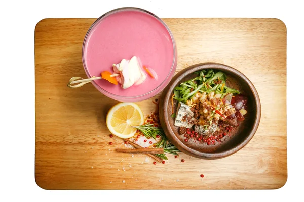 Ensalada con un cóctel en una tabla de madera —  Fotos de Stock