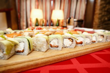 Farklı suşi rulo, wasabi ve zencefil