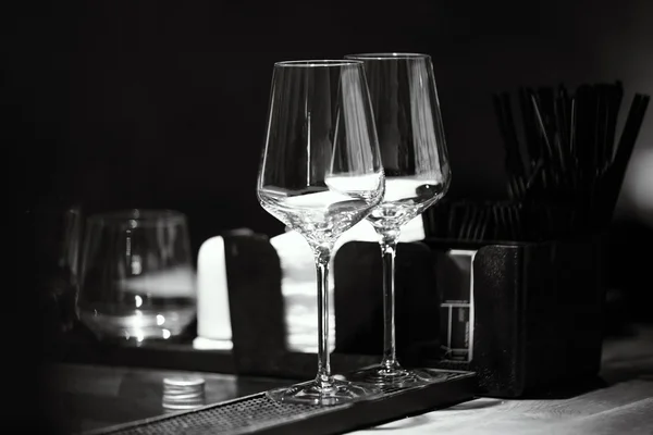 Närbild på tomma glas i restaurang — Stockfoto