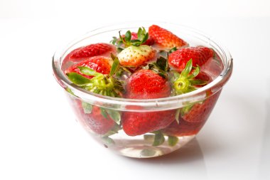 iştah açıcı çilek. Beyaz bir arka plan üzerinde izole.