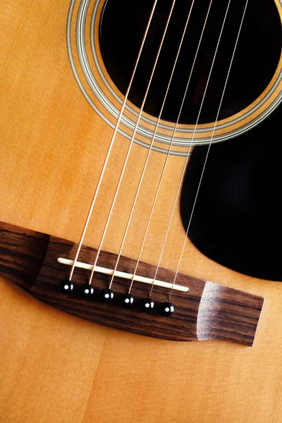 Деревянная акустическая гитара — стоковое фото